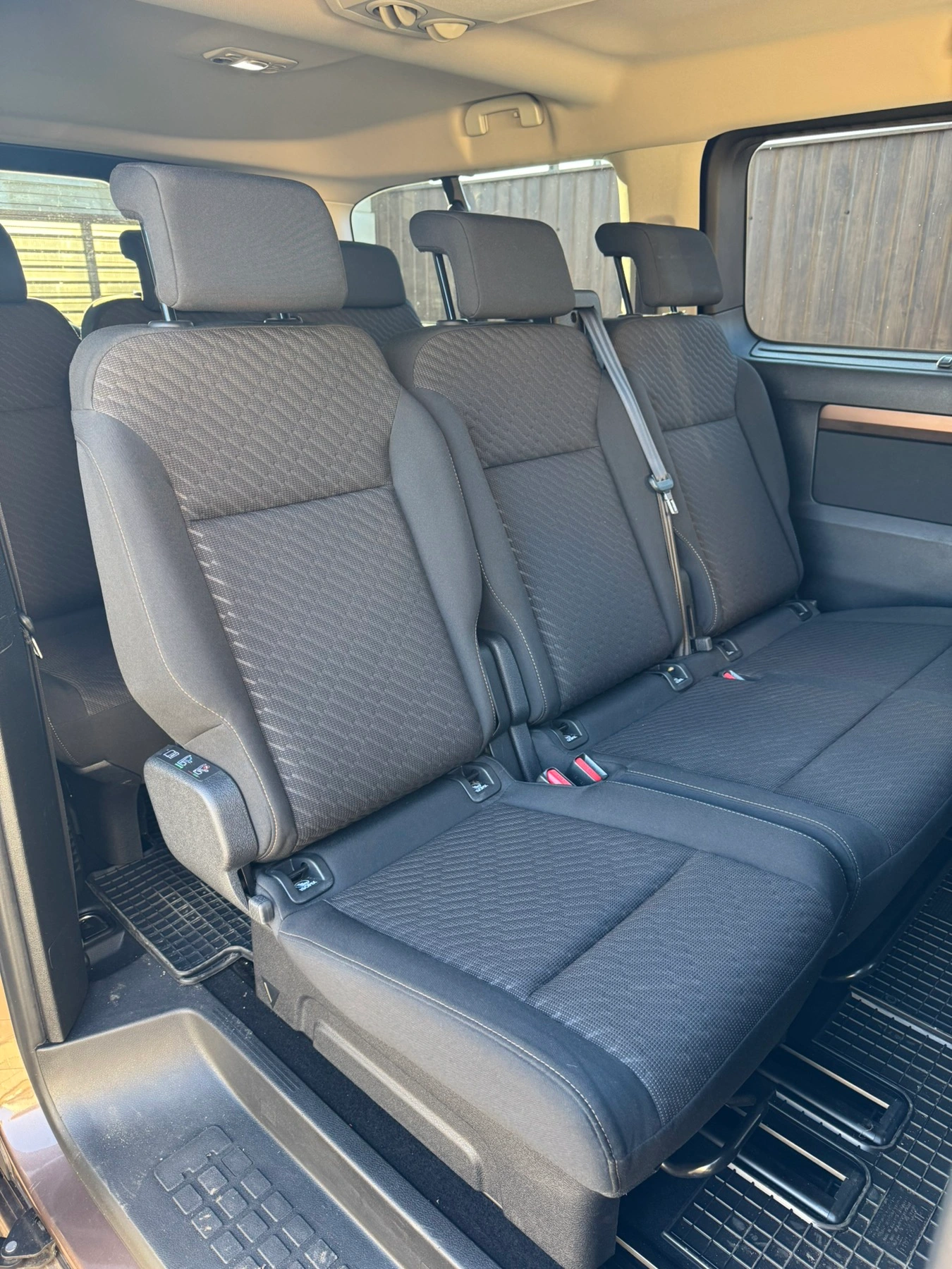 Prémium kényelem: A Toyota Proace kisbusz belső elrendezése és bőrülései