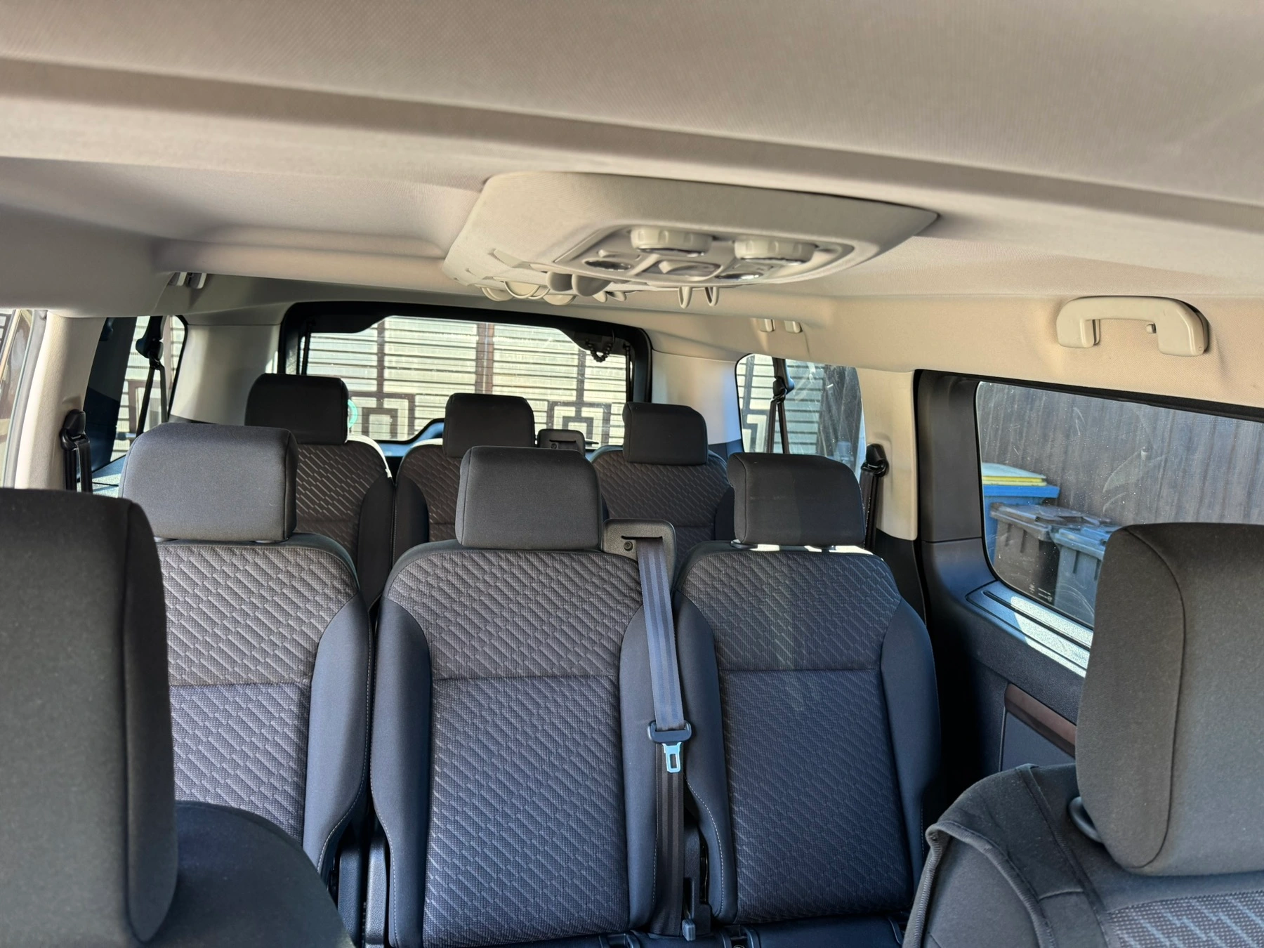 Prémium utastér és kényelmi extrák: Barna Toyota Proace belső nézete Nyíregyházi transzferhez