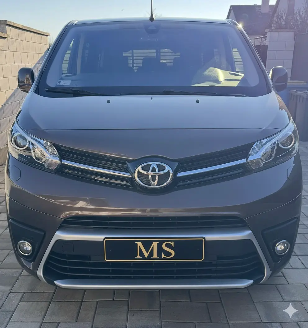 Barna Toyota Proace típusú kisbusz - MS Privát Transzfer nyíregyháza