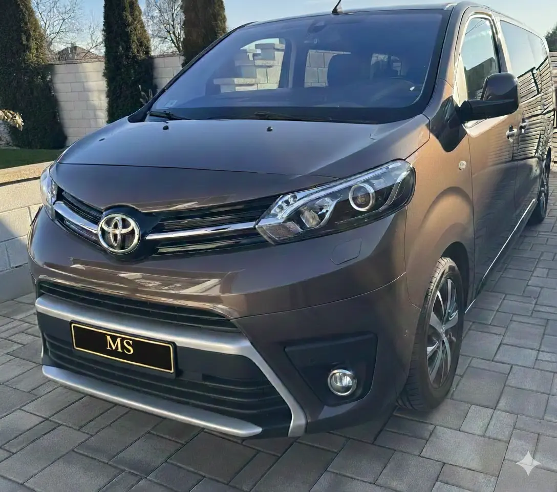 MS Privát Transzfer: Barna Toyota Proace kisbusz Nyíregyházán
