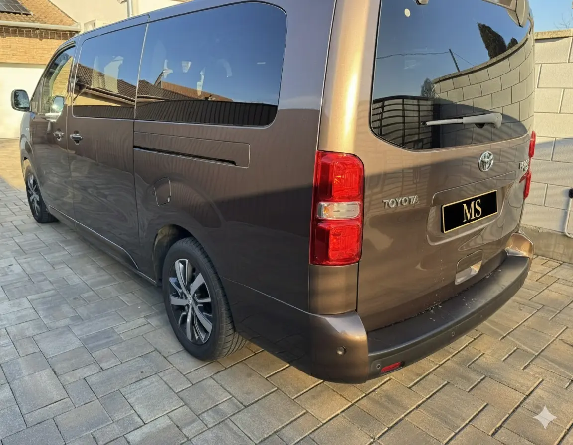 Barna Toyota Proace kisbusz Nyíregyháza - Megbízható reptéri transzfer és sofőrszolgálat